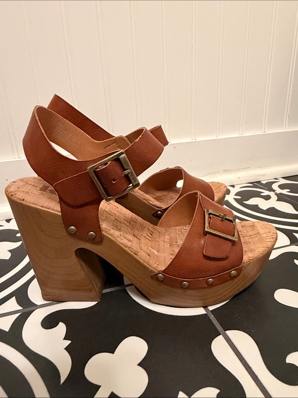 Korks Kork-Ease Desiree Faux Leather Wood Heel Platform Sandals Sz 9